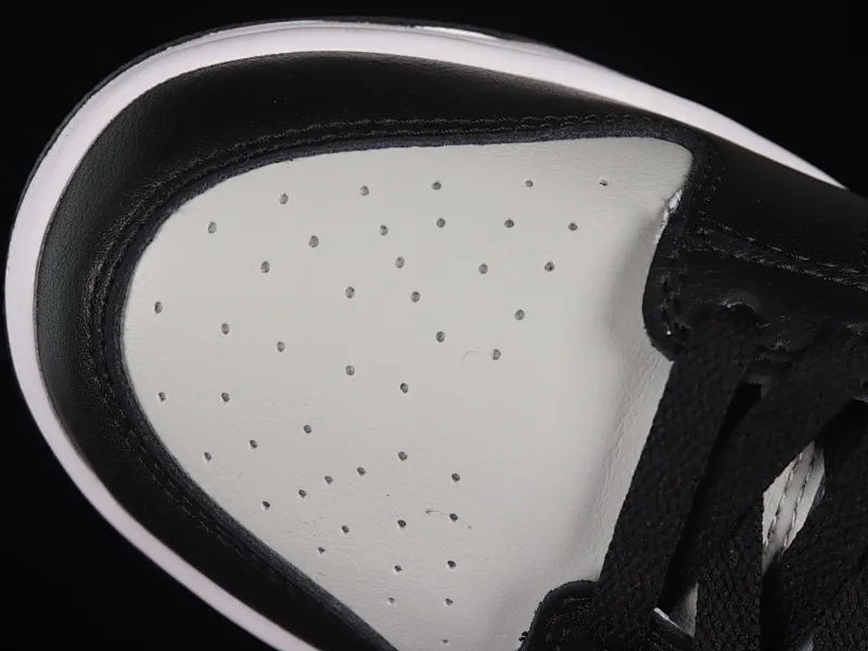 All Categories Nk SB Dunk Series Nk SB Dunk Low Low-top sneakers Cost-effective version Nk Dunk Low "Chenille" plush black hook SB low-top sports and leisure sneakers DQ7683-001